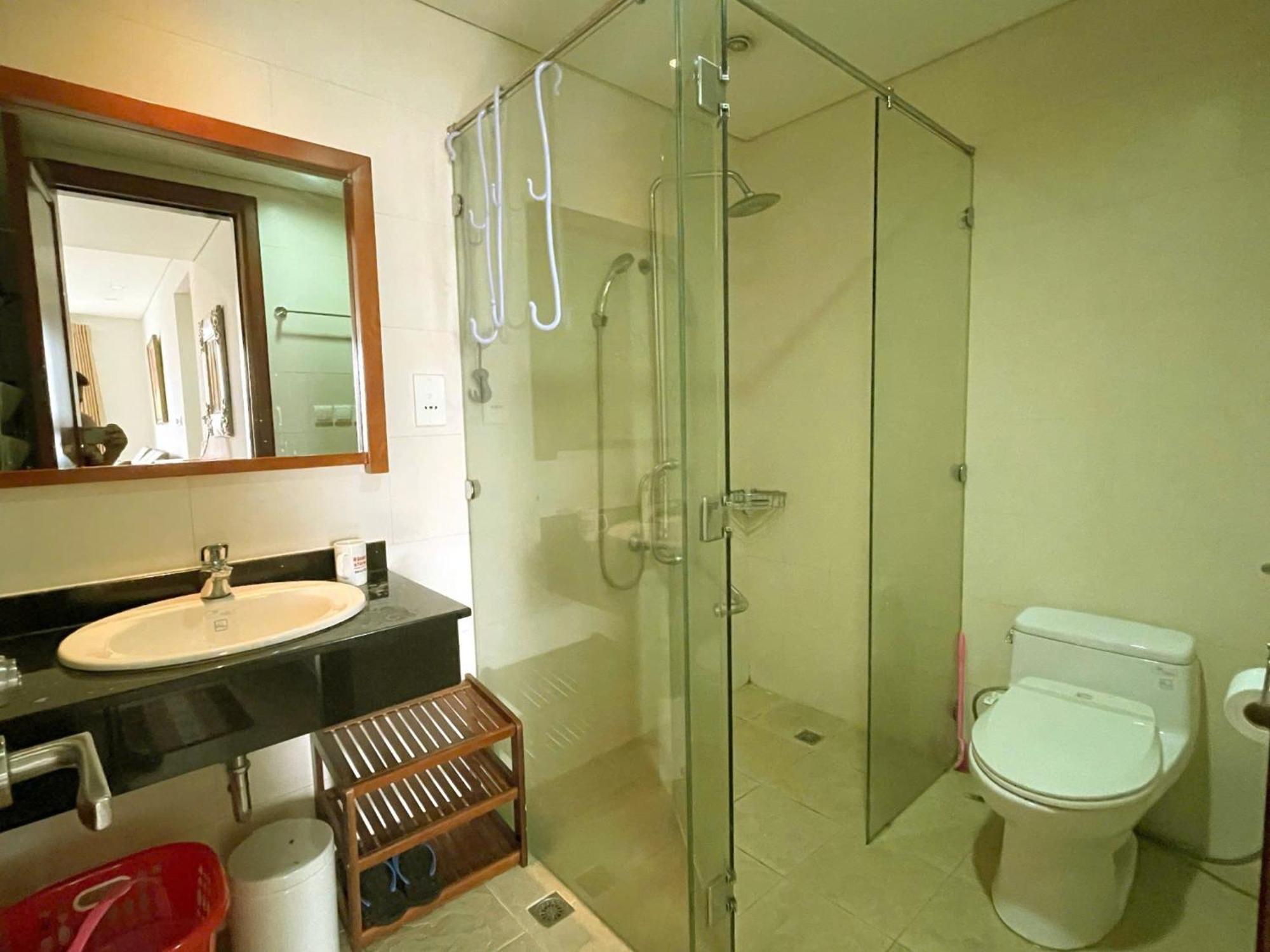 Lancaster Apartment *
